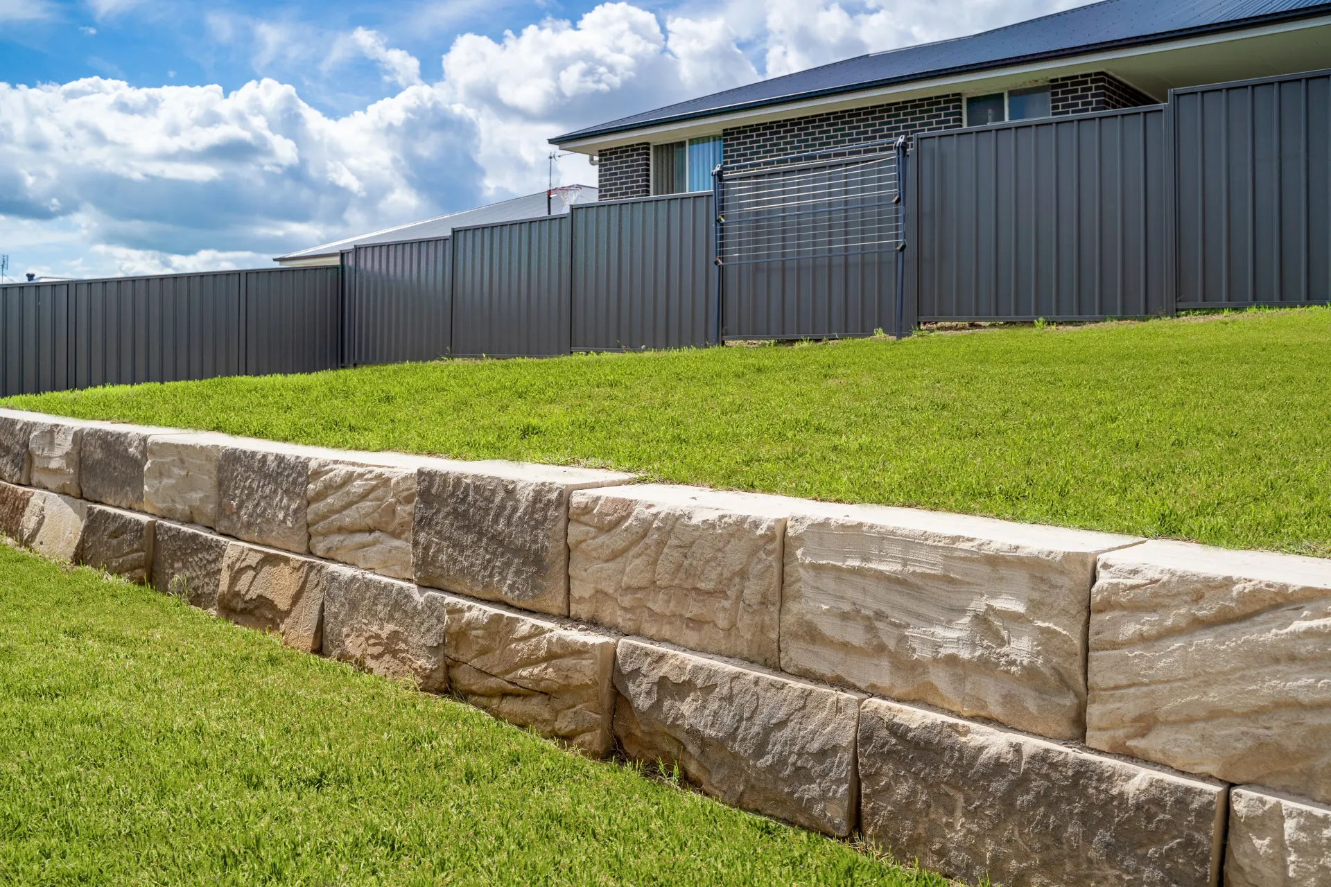 Random block sandstone retaining wall
