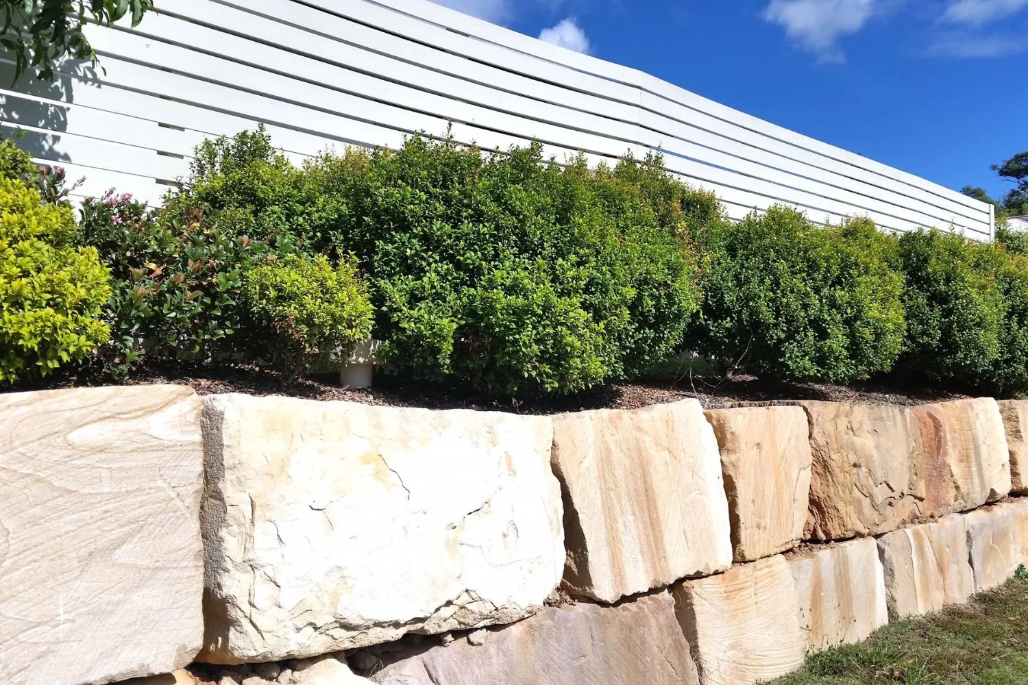 Sandstone block retaining wall